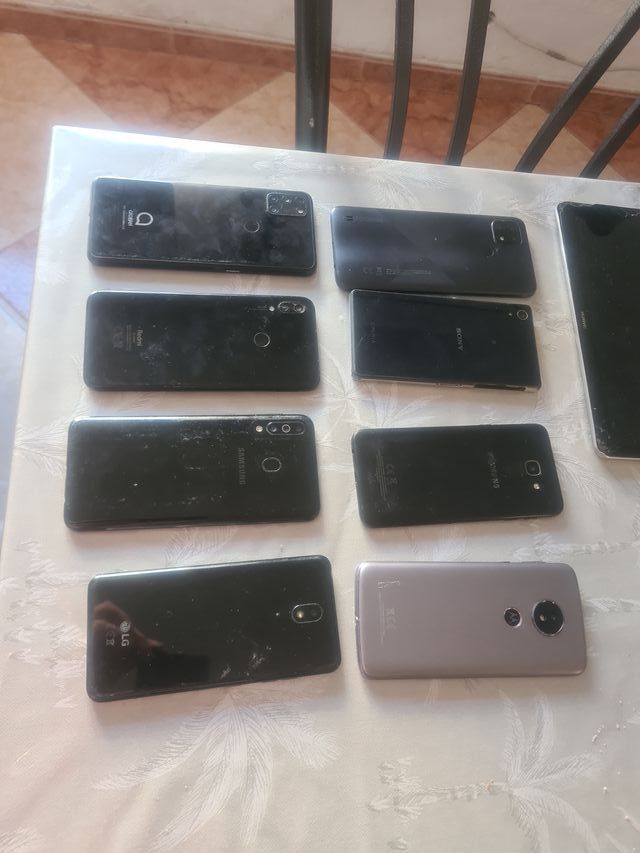 Lote de móviles negros Es 20 por unidad negociable