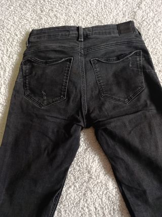 Pantalones vaqueros mujer grises rotos