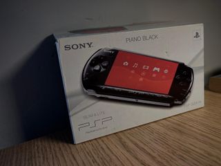 PSP-3004 Piano Black + 9 Giochi + Scatola + FONDINA
