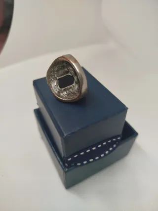 Anello uomo con pietra nera e argento.