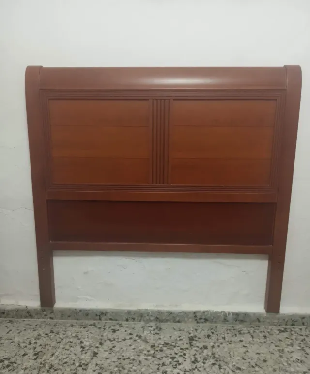 Cabecero de madera marrón