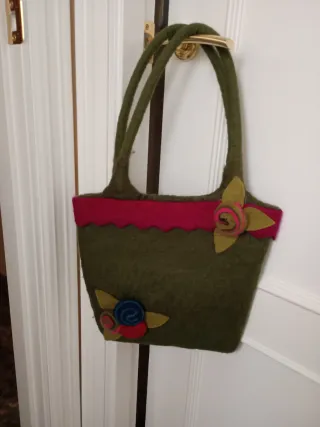 Bolso de fieltro verde con flores