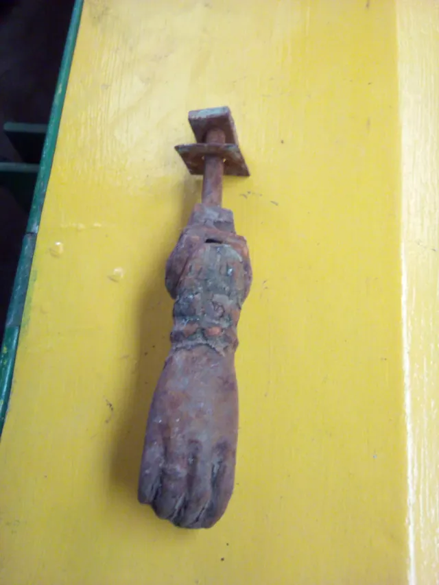 Llamador de puerta antiguo mano