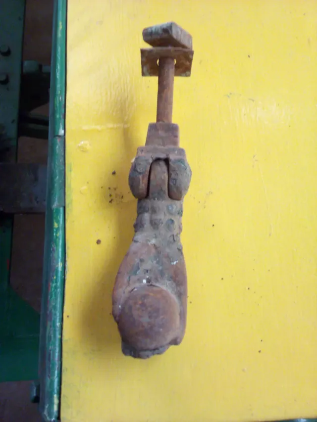 Llamador de puerta antiguo mano