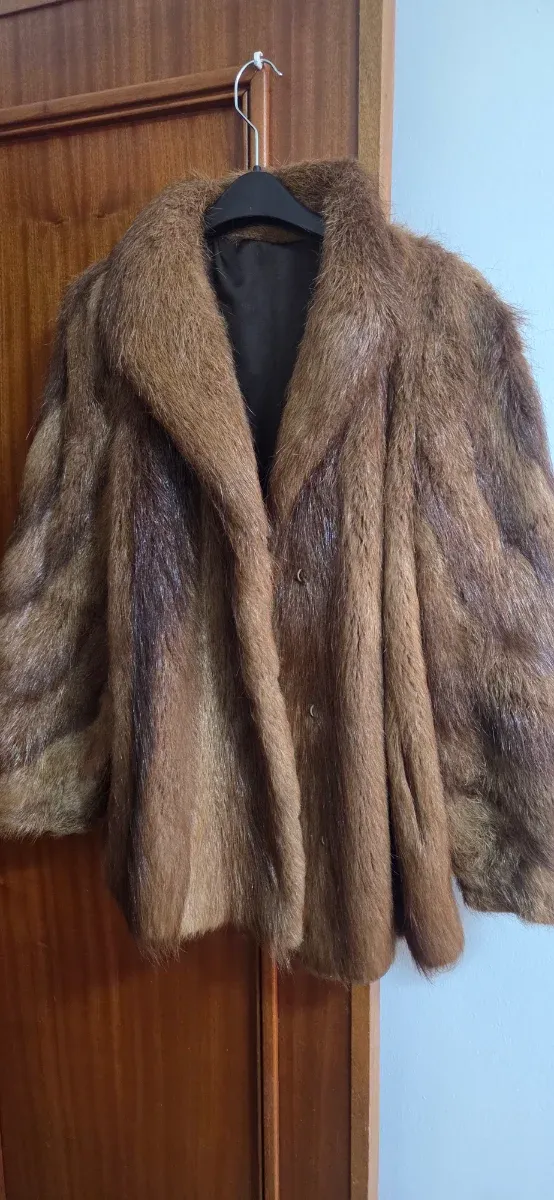 Abrigo de piel marrón y multicolor