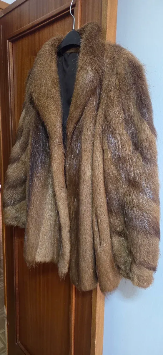 Abrigo de piel marrón y multicolor