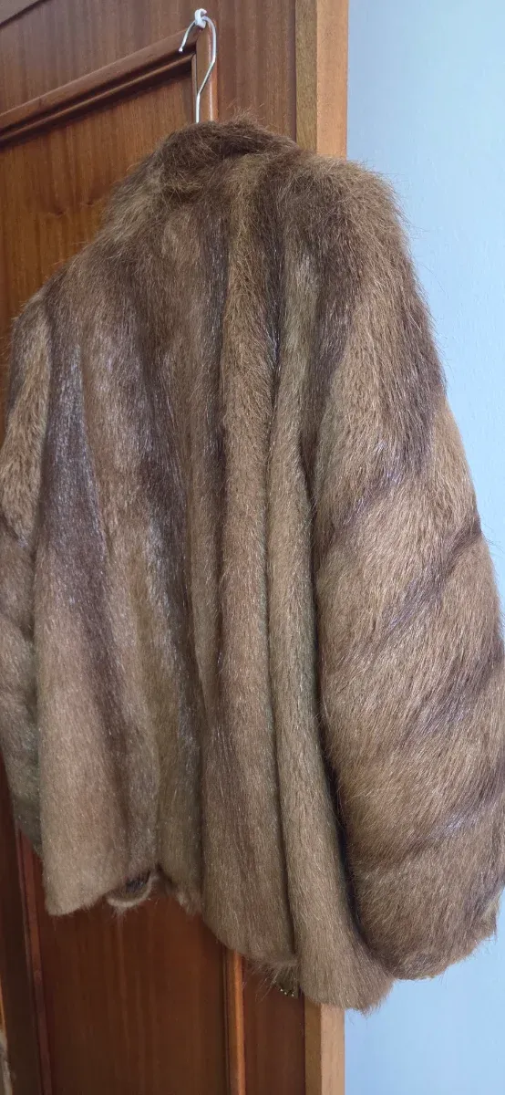 Abrigo de piel marrón y multicolor