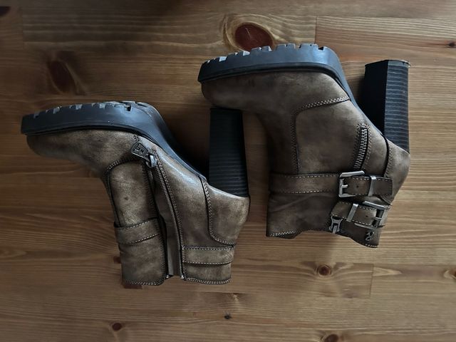 Botas de tacón con hebillas