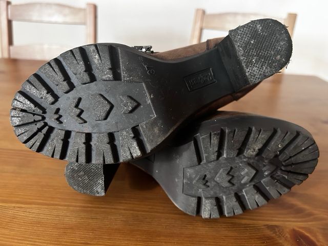 Botas de tacón con hebillas