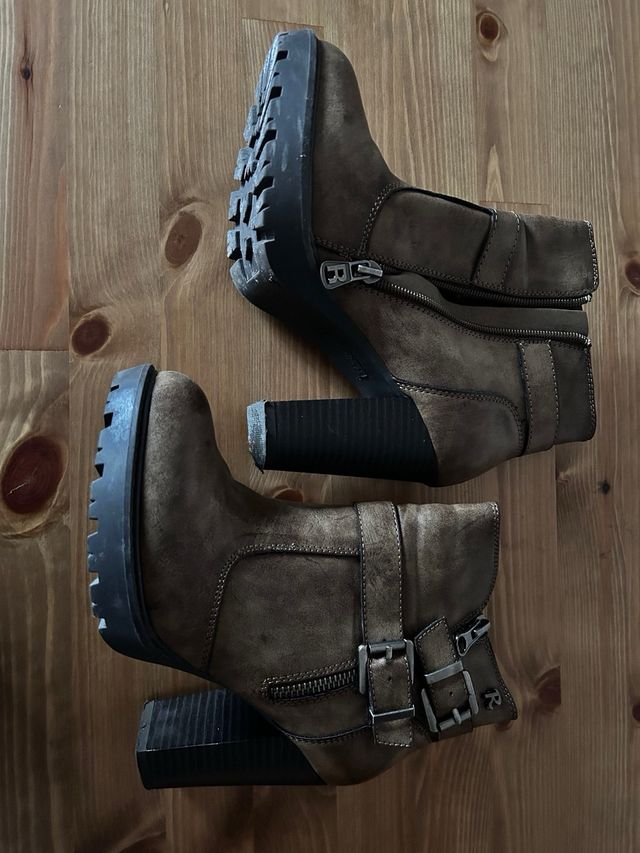 Botas de tacón con hebillas