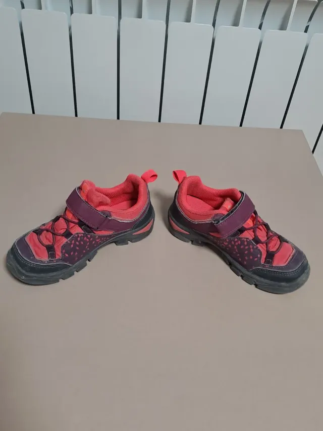 Zapatillas de montaña rosas y moradas.