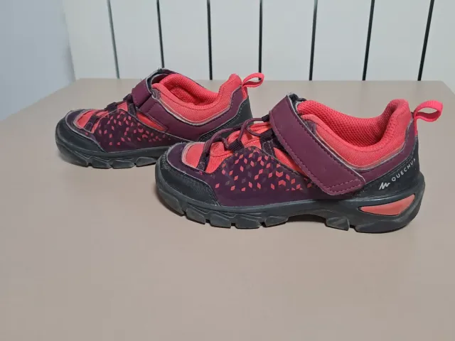 Zapatillas de montaña rosas y moradas.