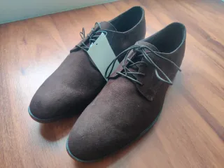 Zapatos a estrenar de vestir marrones con cordones