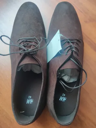 Zapatos a estrenar de vestir marrones con cordones