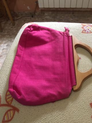Bolso rosa con lentejuelas y asa de madera