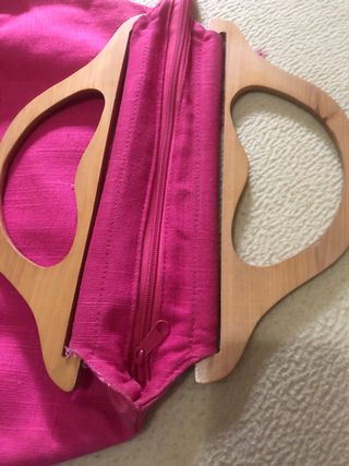 Bolso rosa con lentejuelas y asa de madera