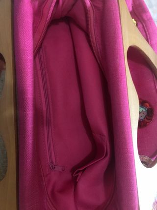Bolso rosa con lentejuelas y asa de madera