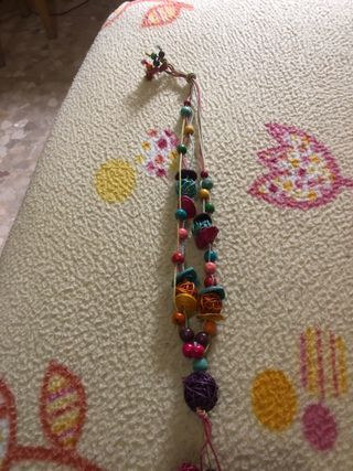 Bolso rosa con lentejuelas y asa de madera