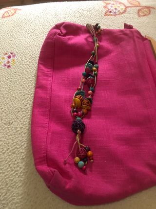Bolso rosa con lentejuelas y asa de madera