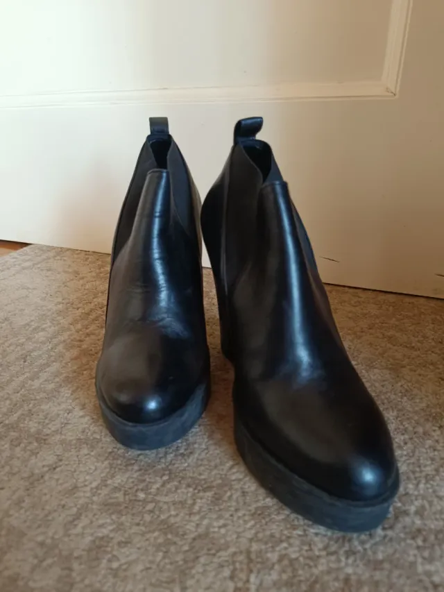 Stivaletti neri con tacco