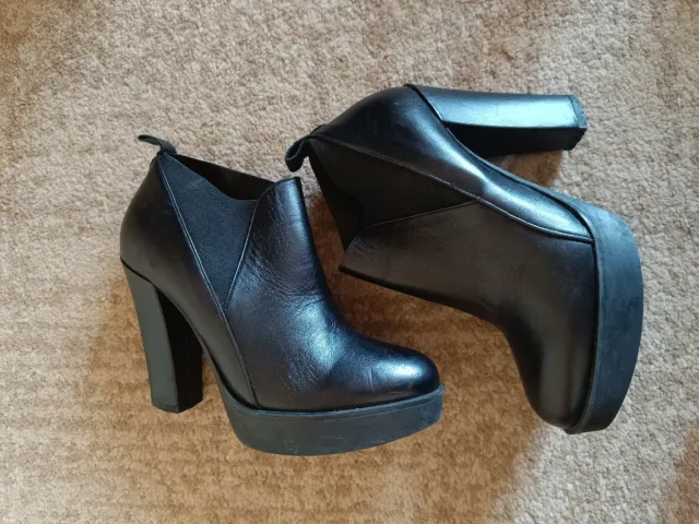 Stivaletti neri con tacco