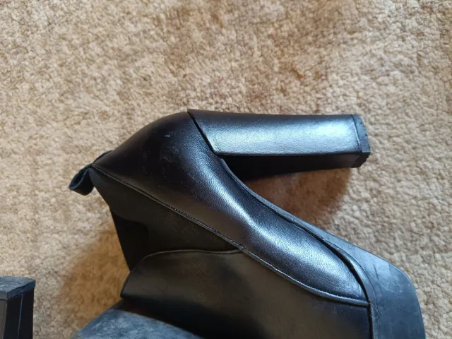 Stivaletti neri con tacco