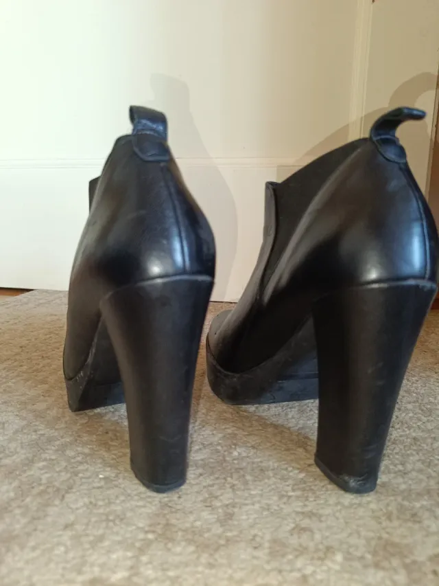 Stivaletti neri con tacco