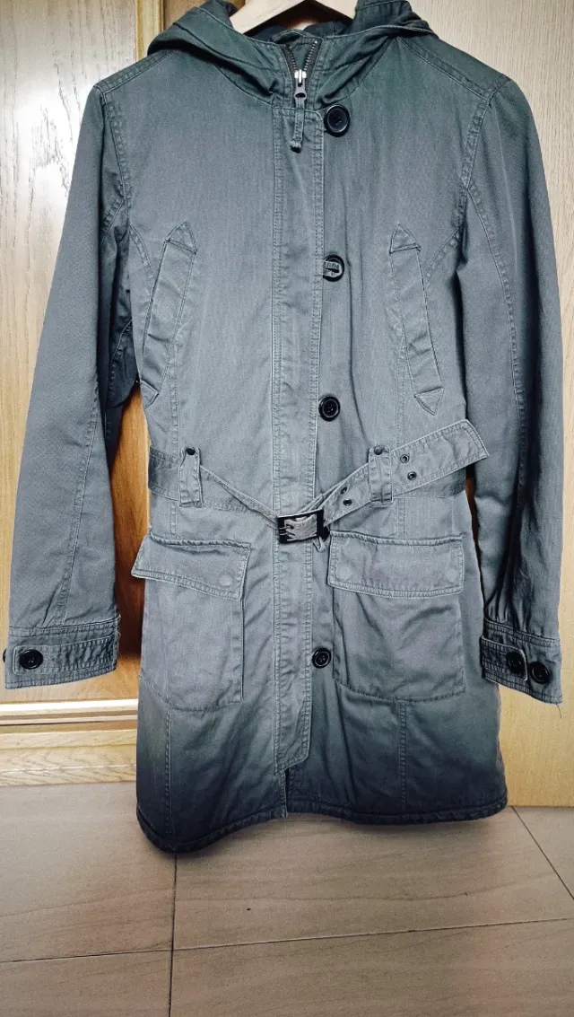 Chaquetón estilo deportivo. Lona algodón . Caqui