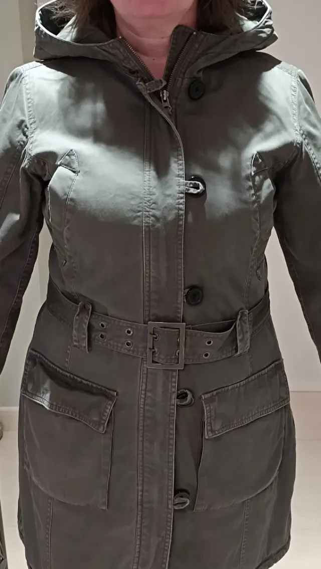 Chaquetón estilo deportivo. Lona algodón . Caqui