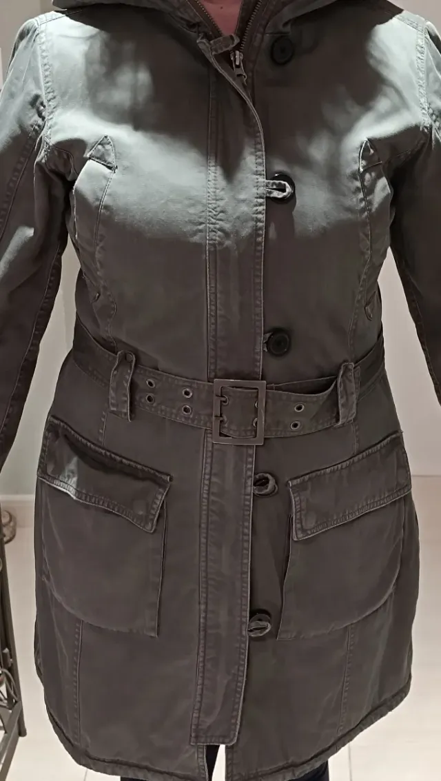 Chaquetón estilo deportivo. Lona algodón . Caqui