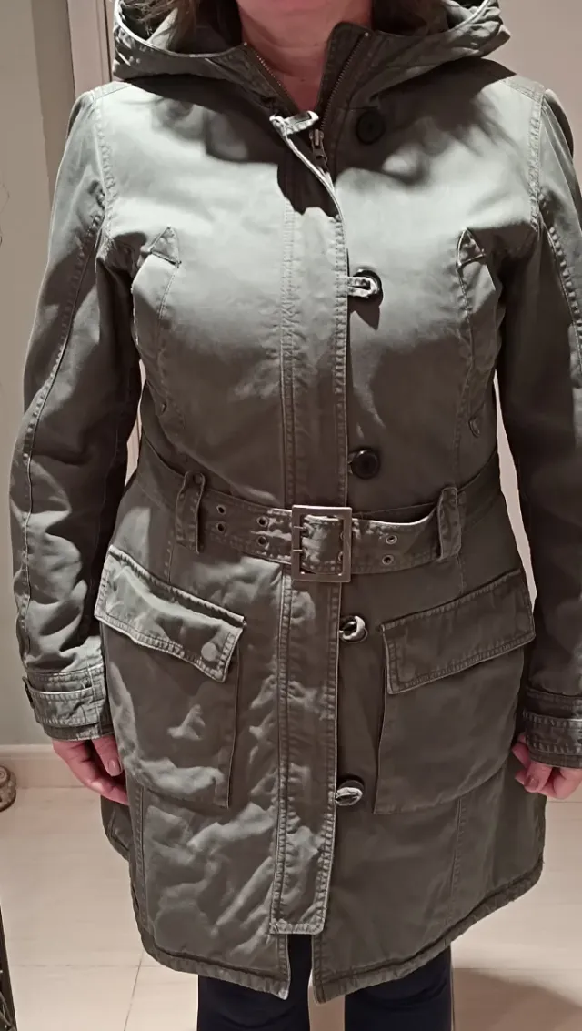 Chaquetón estilo deportivo. Lona algodón . Caqui