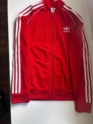 Chaqueta Adidas Roja con pantalón de Adidas