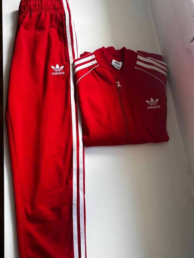 Chaqueta Adidas Roja con pantalón de Adidas