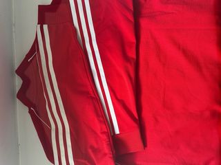 Chaqueta Adidas Roja con pantalón de Adidas
