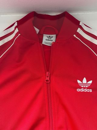 Chaqueta Adidas Roja con pantalón de Adidas