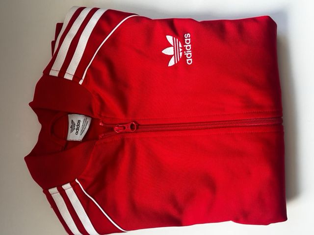 Chaqueta Adidas Roja con pantalón de Adidas