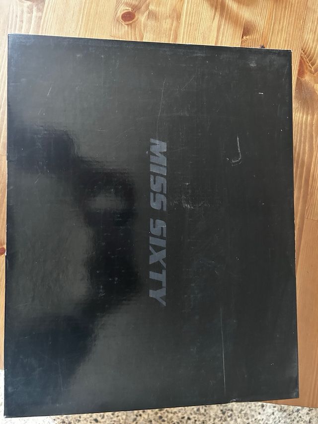 Botas Negras con Cremallera y Tacón