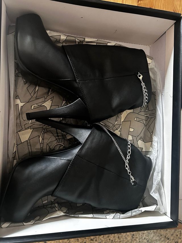 Botas Negras con Cremallera y Tacón