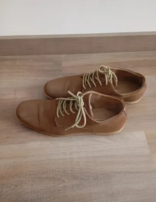 Zapatos marrones con cordones