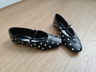 Zapatos planos negros con tachuelas y hebilla