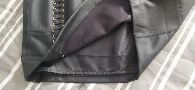 Falda Ecopiel Negra con Cordones
