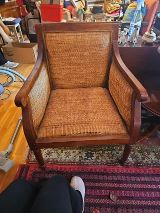 Sillón de mimbre y madera
