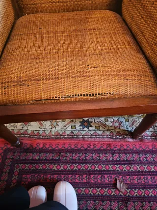 Sillón de mimbre y madera