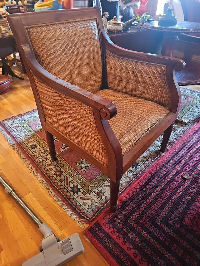 Sillón de mimbre y madera