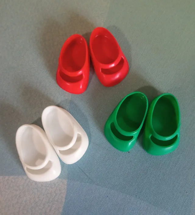 Varios Zapatos muñeca Lesly y otras de Famosa