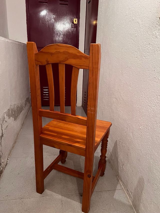 Silla de madera para interior