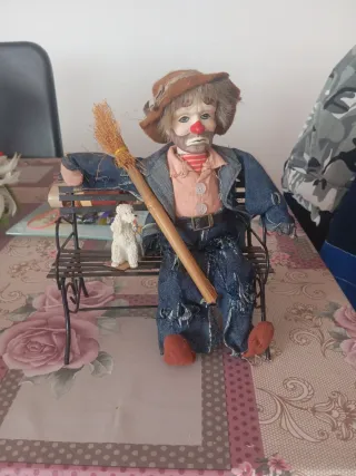 Muñeco payaso con escoba y perrito