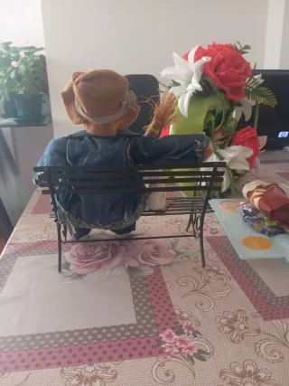 Muñeco payaso con escoba y perrito