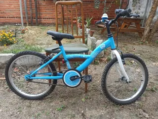 Bicicleta infantil azul Está prácticamente nueva