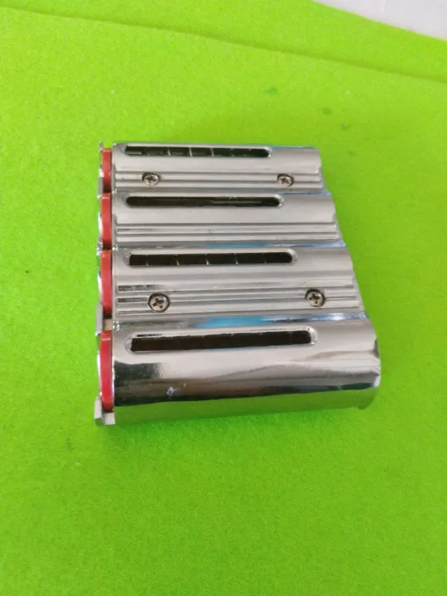 Monedero metálico resistente